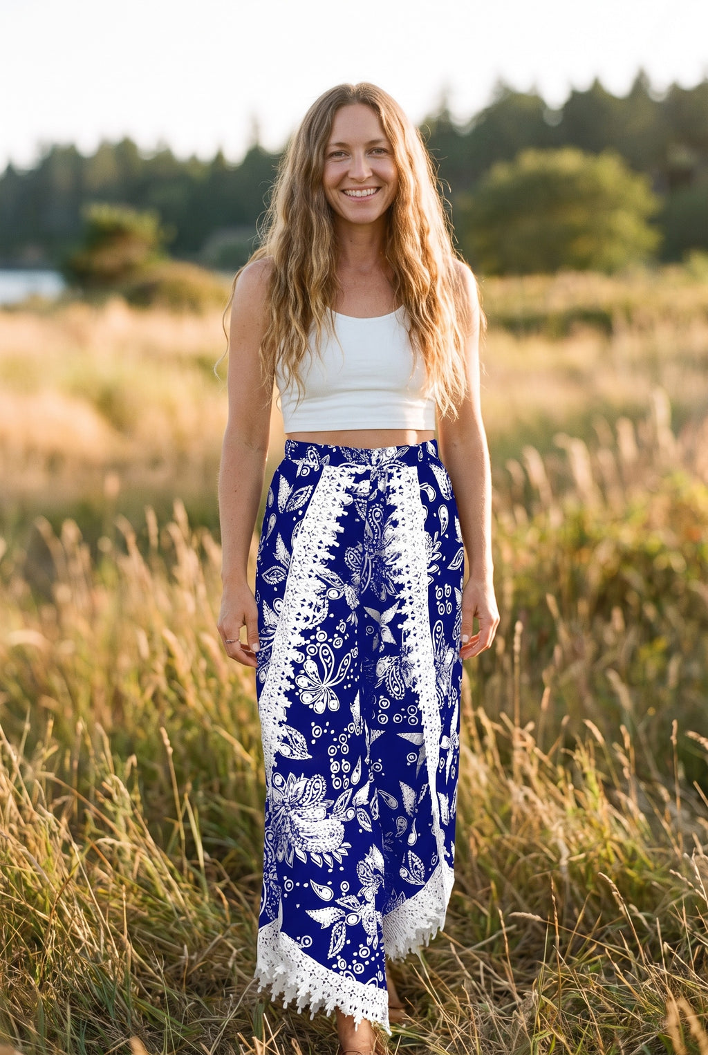 Pantalon hippie femme large fleuri porté, modèle souriant