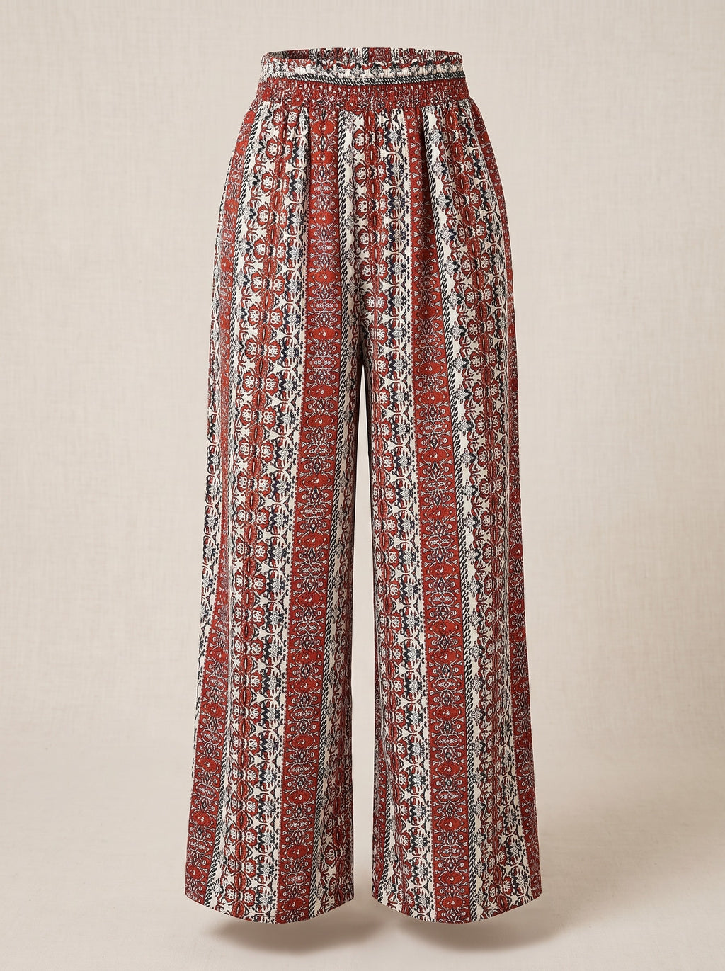 Packshot du pantalon hippie femme large imprimé ethnique rouge et écru
