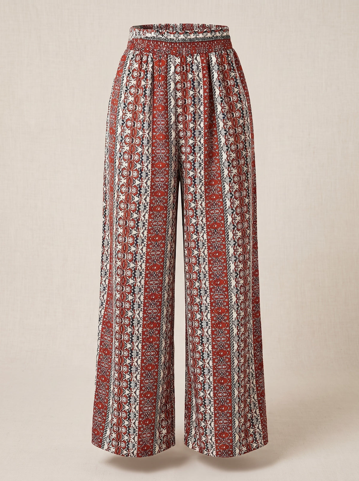 Packshot du pantalon hippie femme large imprimé ethnique rouge et écru