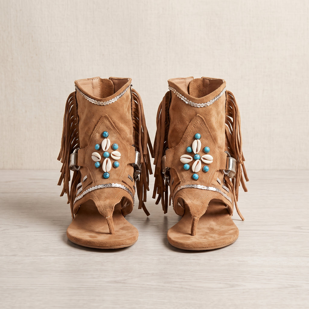 Packshot des bottes-sandales hippie en cuir suédé à franges