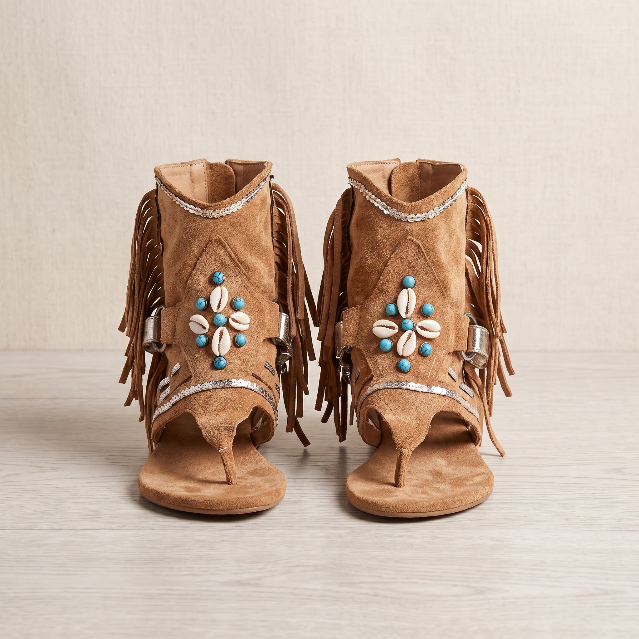 Packshot des bottes-sandales hippie en cuir suédé à franges Image