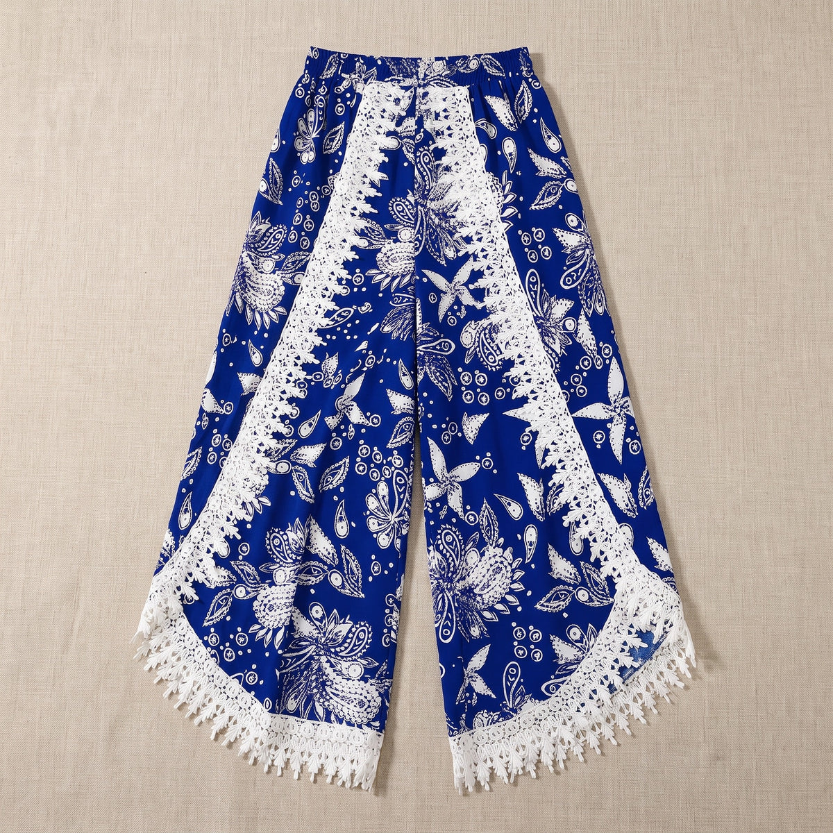 Pantalon hippie large bleu et blanc bordure crochet, à plat Image