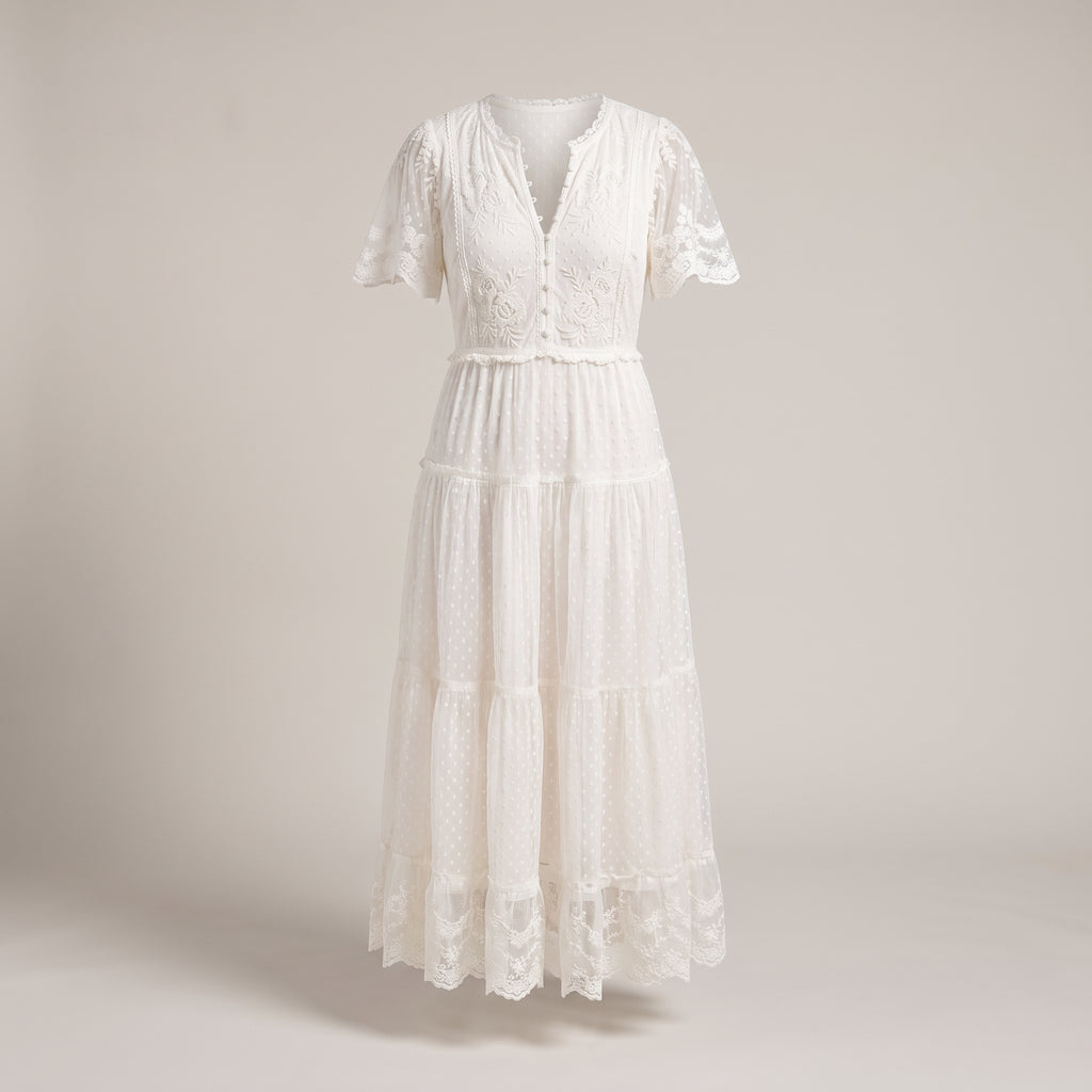 Robe longue blanche en dentelle plumetis, packshot studio