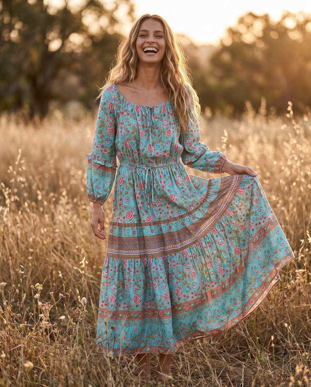 Robe à fleurs bohème portée, modèle souriante champ coucher de soleil