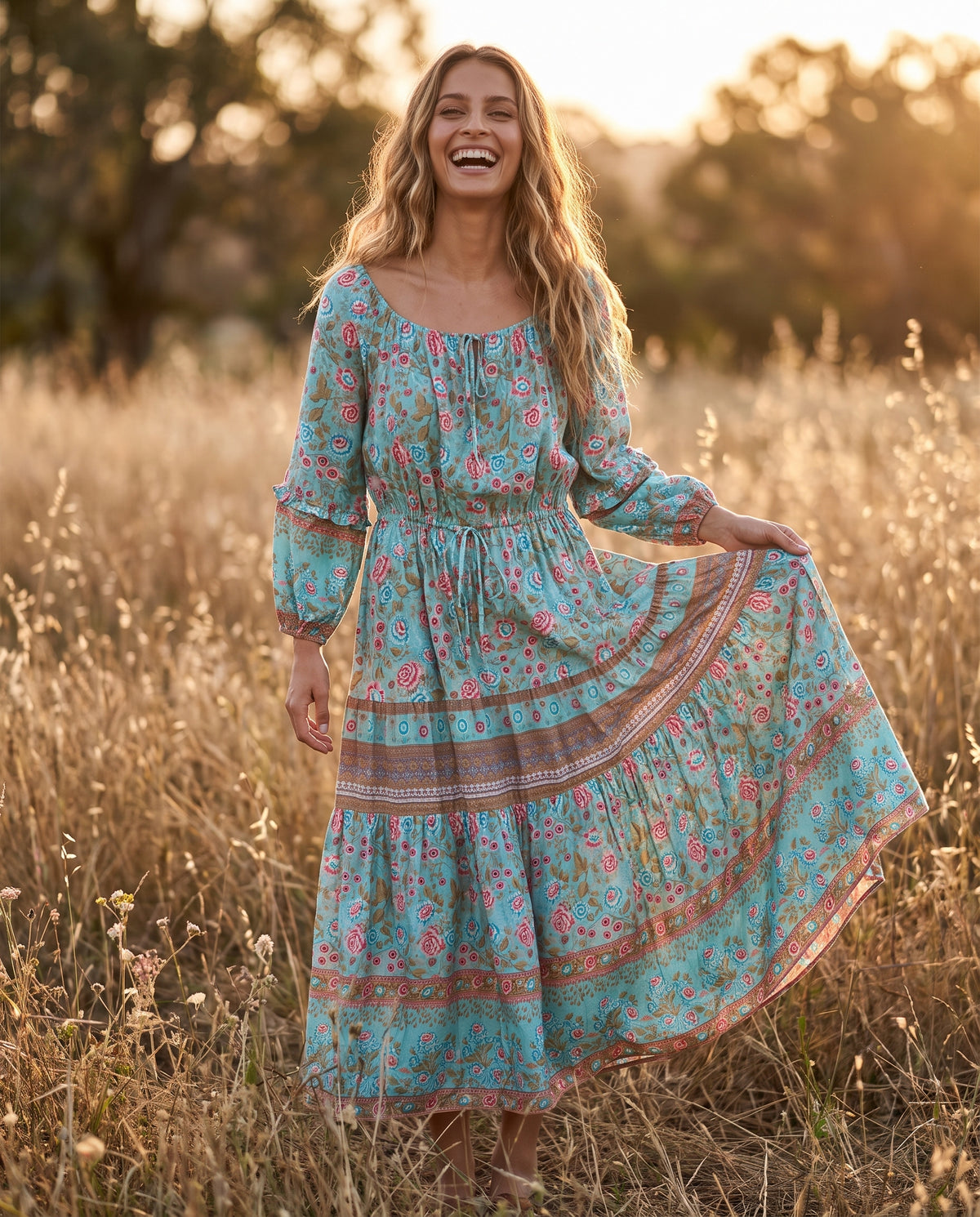 Robe à fleurs bohème portée, modèle souriante champ coucher de soleil