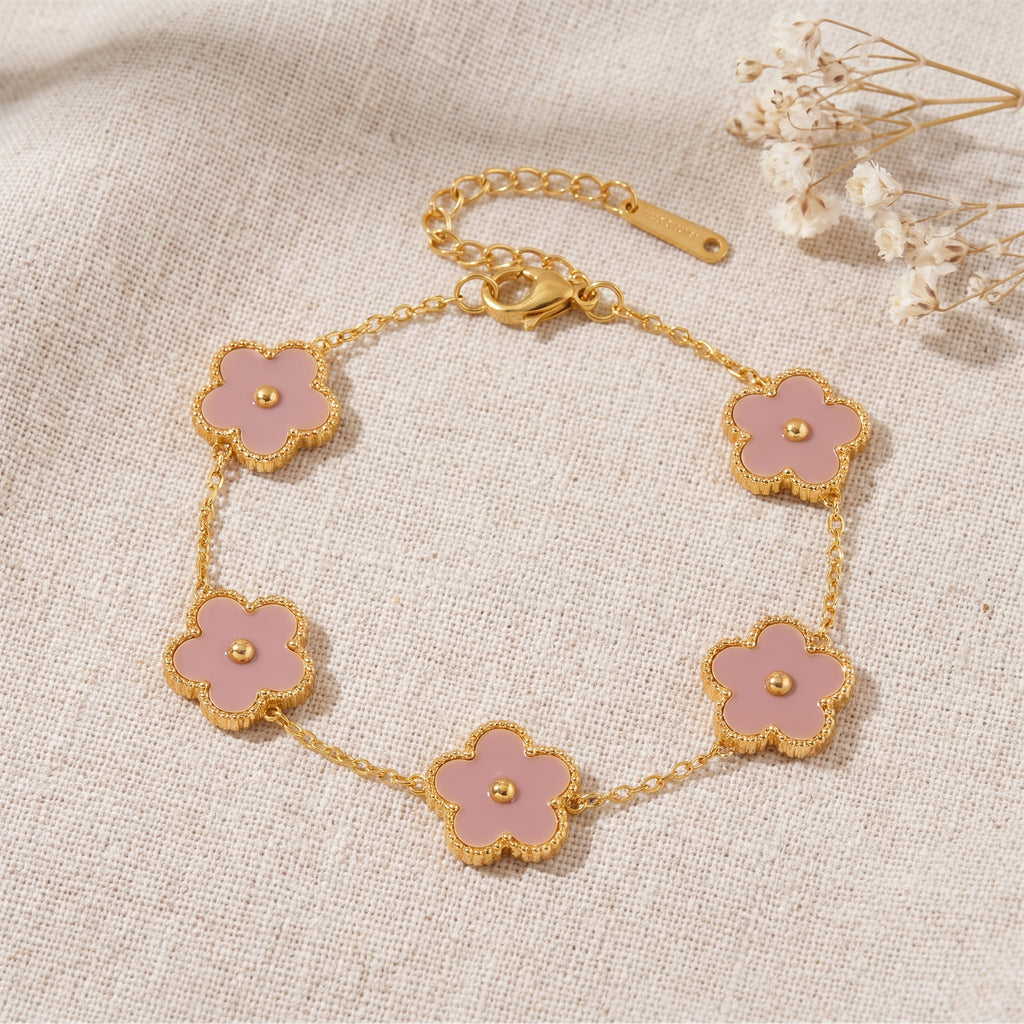 Bracelet fleur 5 pétales rose poudré, bille dorée centrale, chaîne dorée