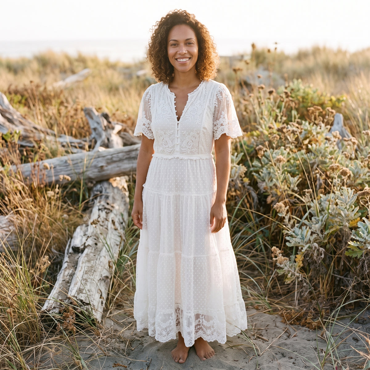 Robe longue blanche en dentelle bohème hippie chic portée, sourire, coucher de soleil
