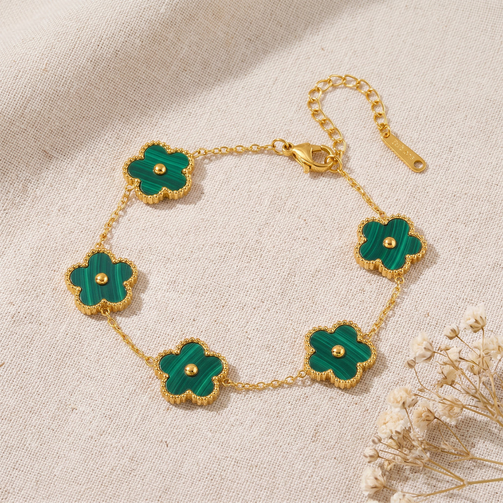 Bracelet fleur 5 pétales vert émaillé, bille dorée centrale, chaîne dorée