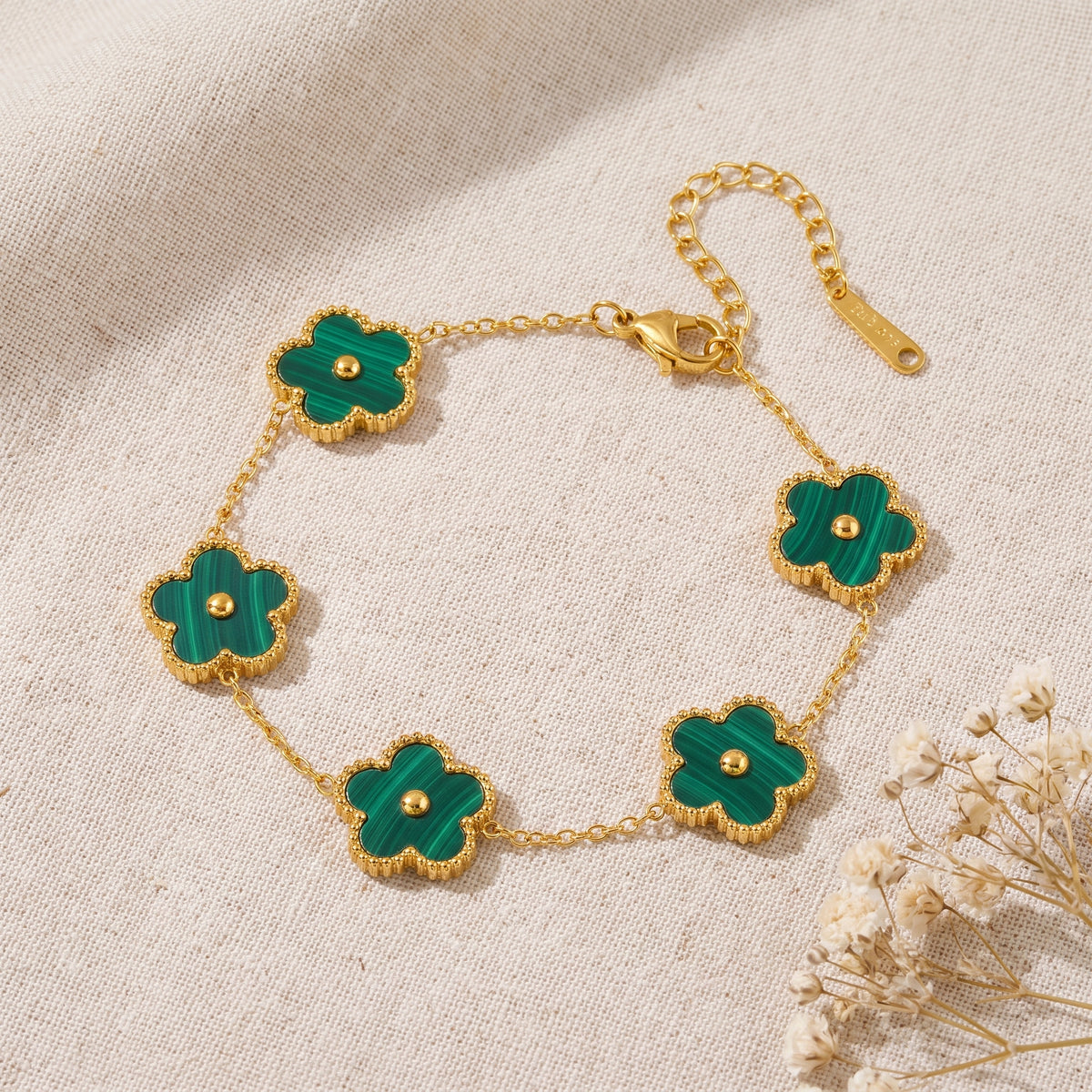 Bracelet fleur 5 pétales vert émaillé, bille dorée centrale, chaîne dorée Bild