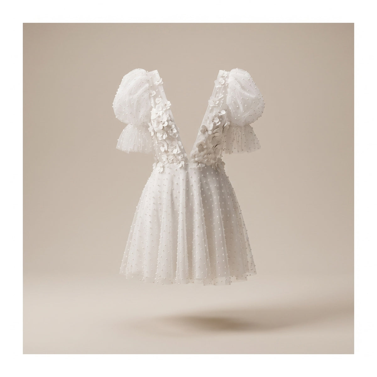 Robe de mariée hippie courte, vue ghost mannequin studio