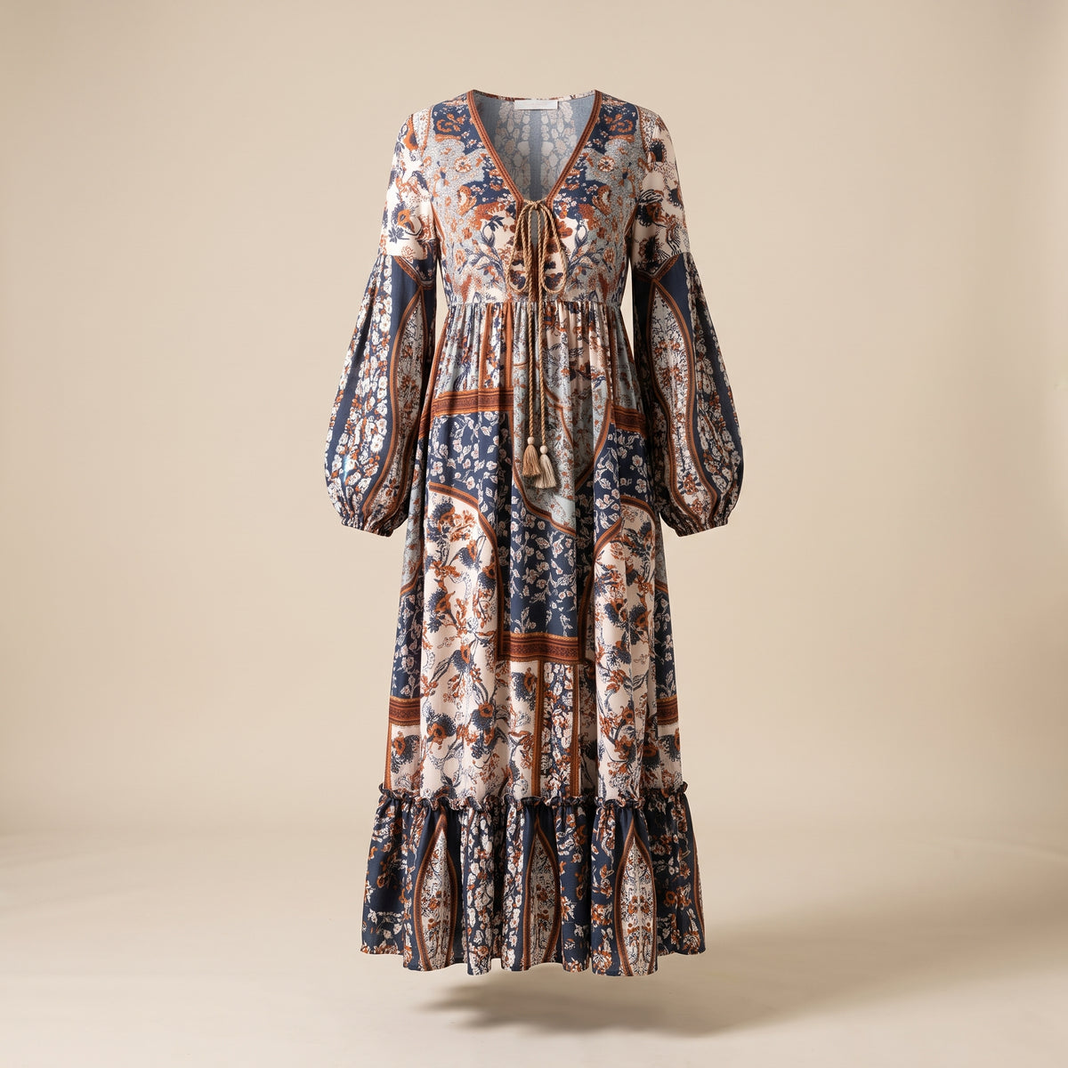 Robe maxi bohème folk à imprimé patchwork, vue studio sur mannequin invisible