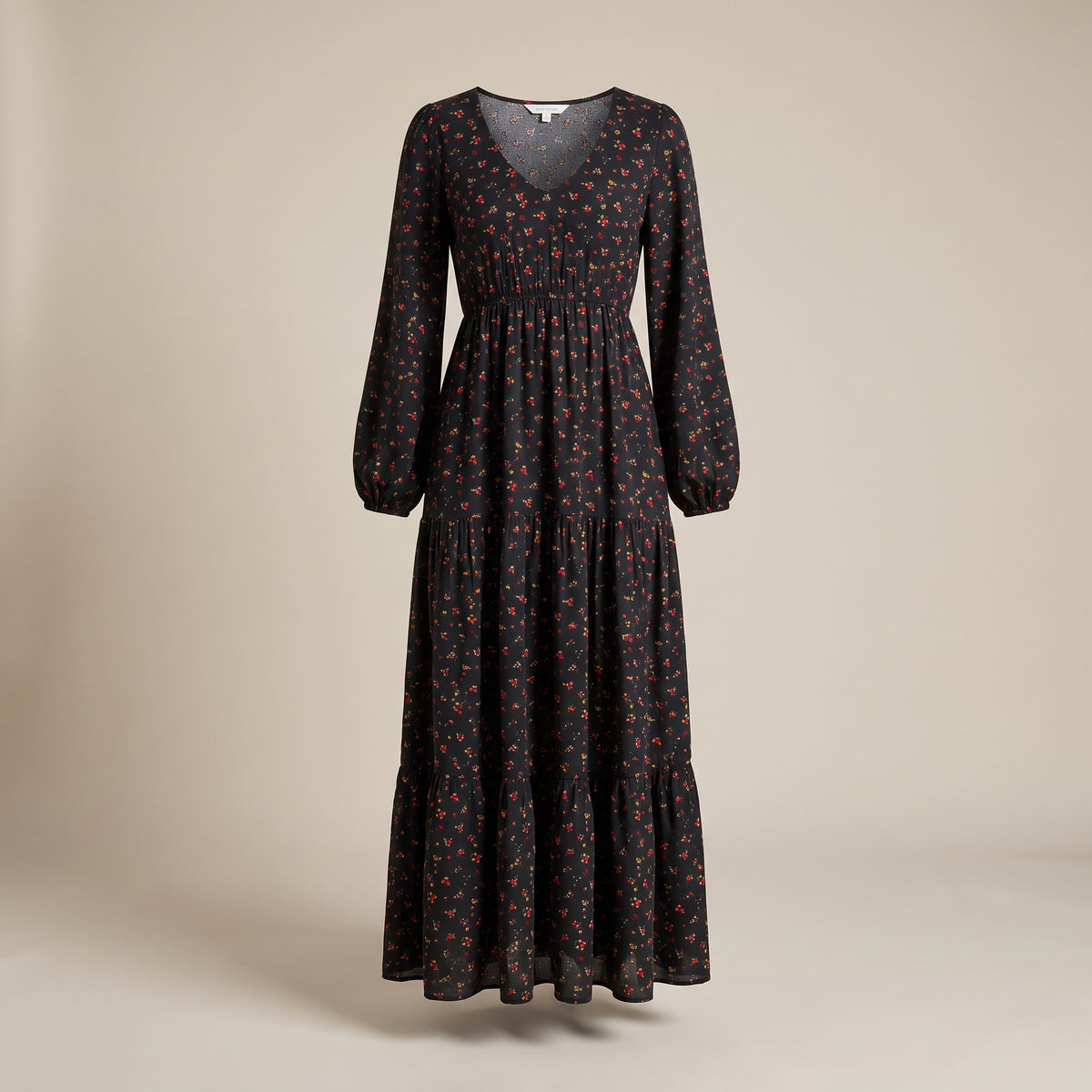 Robe longue bohème noire à fleurs, vue studio sur mannequin invisible