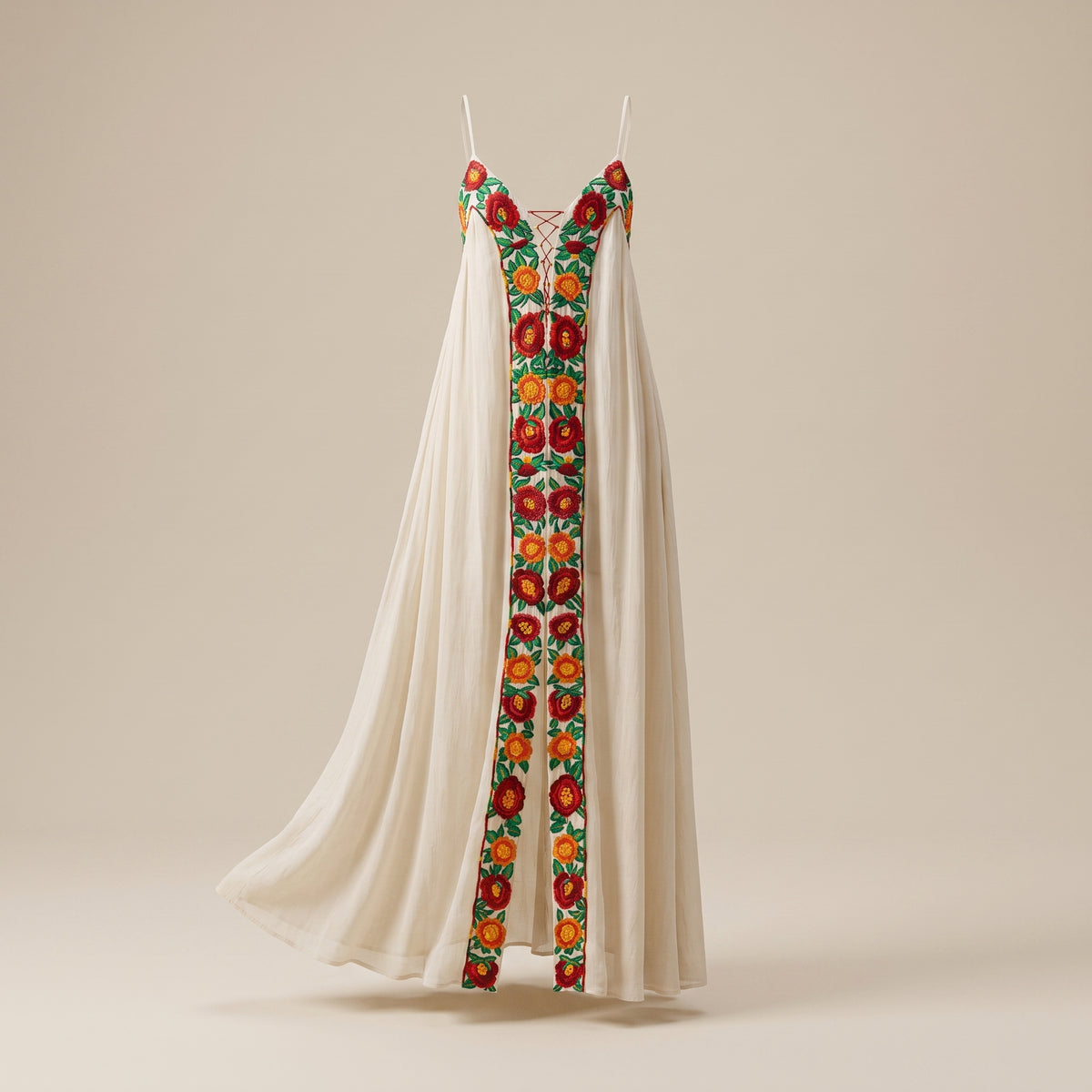 Robe longue bohème écrue à broderie florale, vue studio sur mannequin invisible