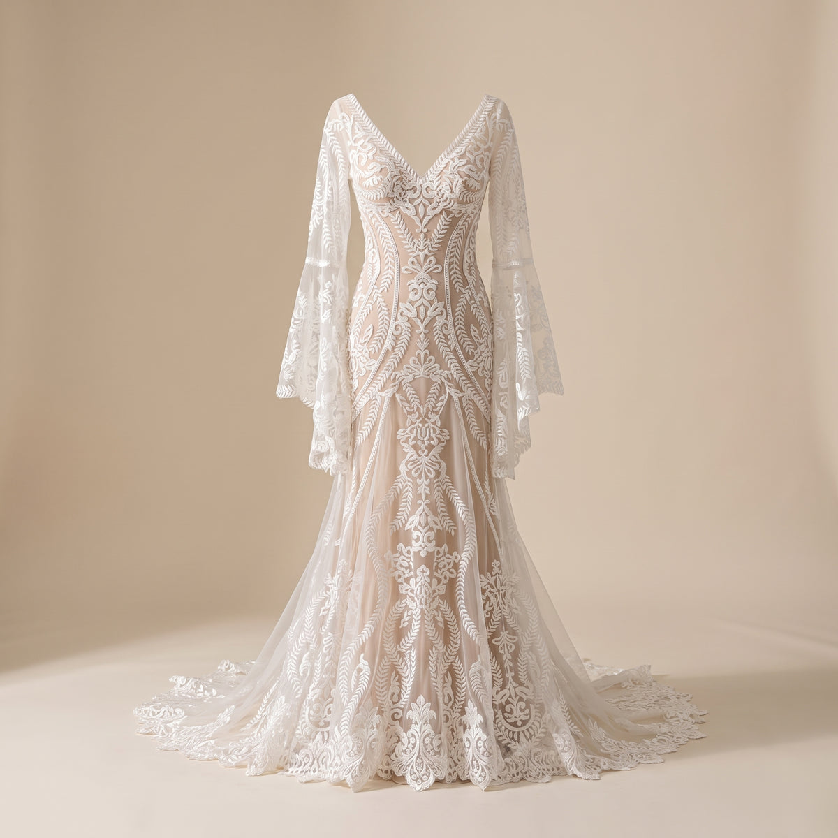 Robe de mariée bohème en dentelle, vue ghost mannequin studio