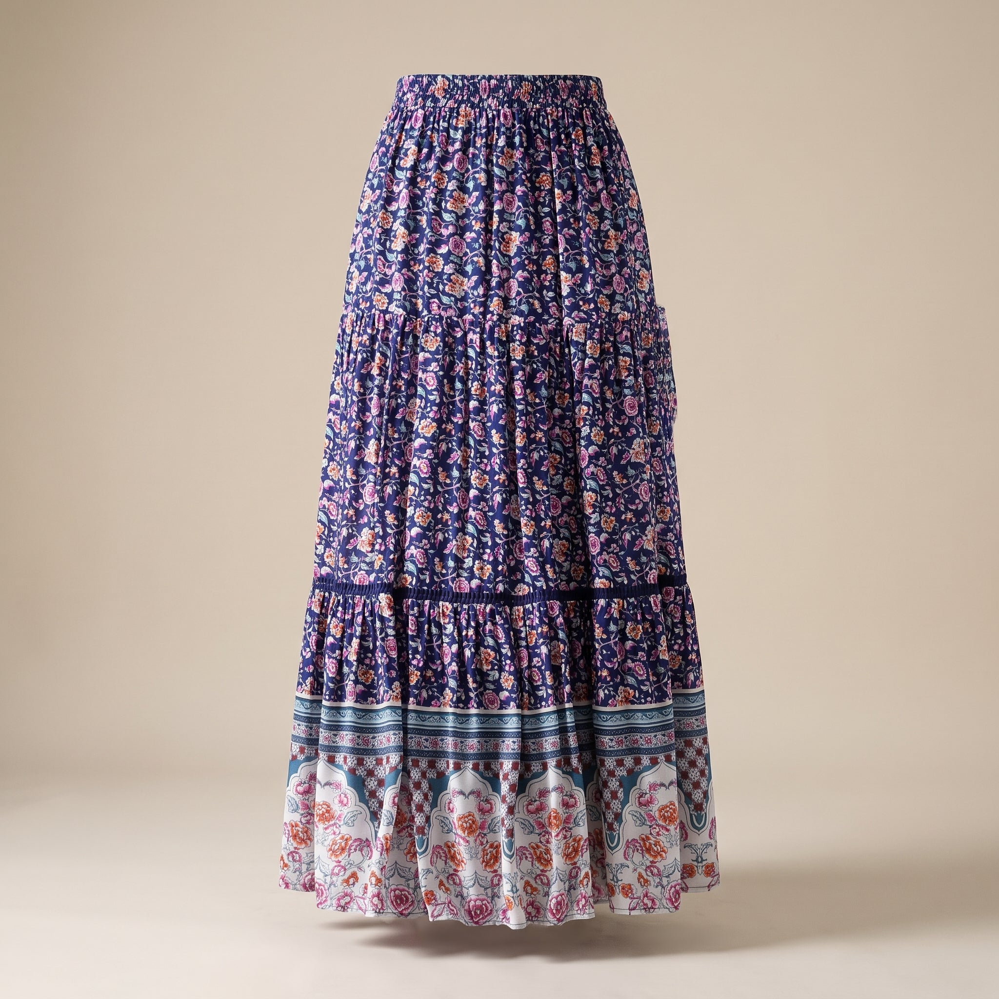Jupe longue hippie bohème fleurie sur mannequin invisible, fond écru Bild
