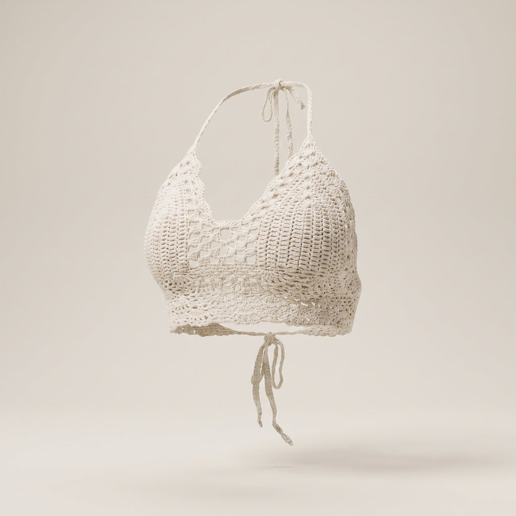Crop top crochet blanc sur mannequin invisible, coupe courte et tombé du haut