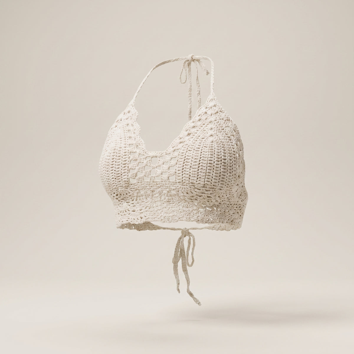 Crop top crochet blanc sur mannequin invisible, coupe courte et tombé du haut Bild