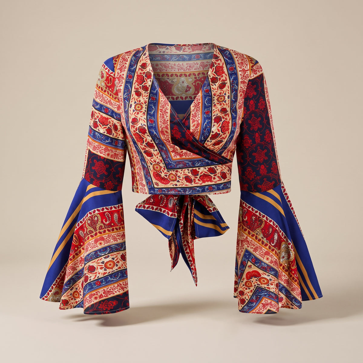 Crop-top cache-coeur imprimé foulard bleu roi et rouge, vue de face sur fond écru