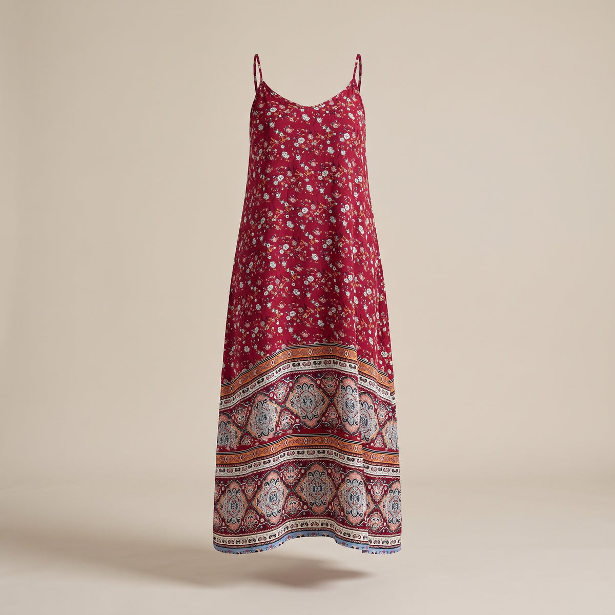 Robe longue bohème rouge à fleurs, vue studio sur mannequin invisible
