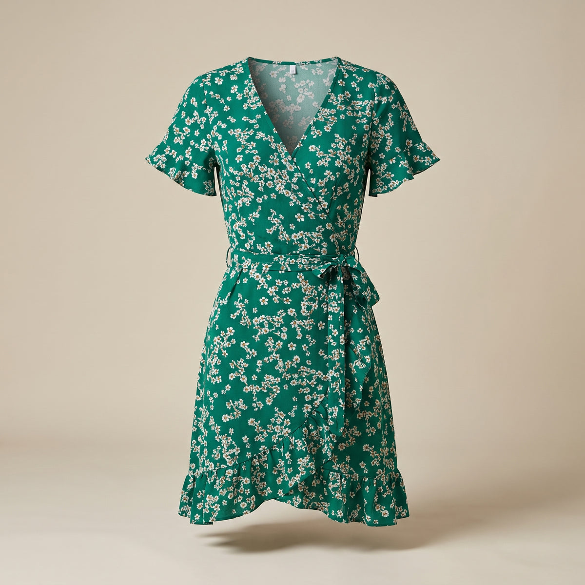Robe courte portefeuille verte à fleurs, vue studio sur mannequin invisible
