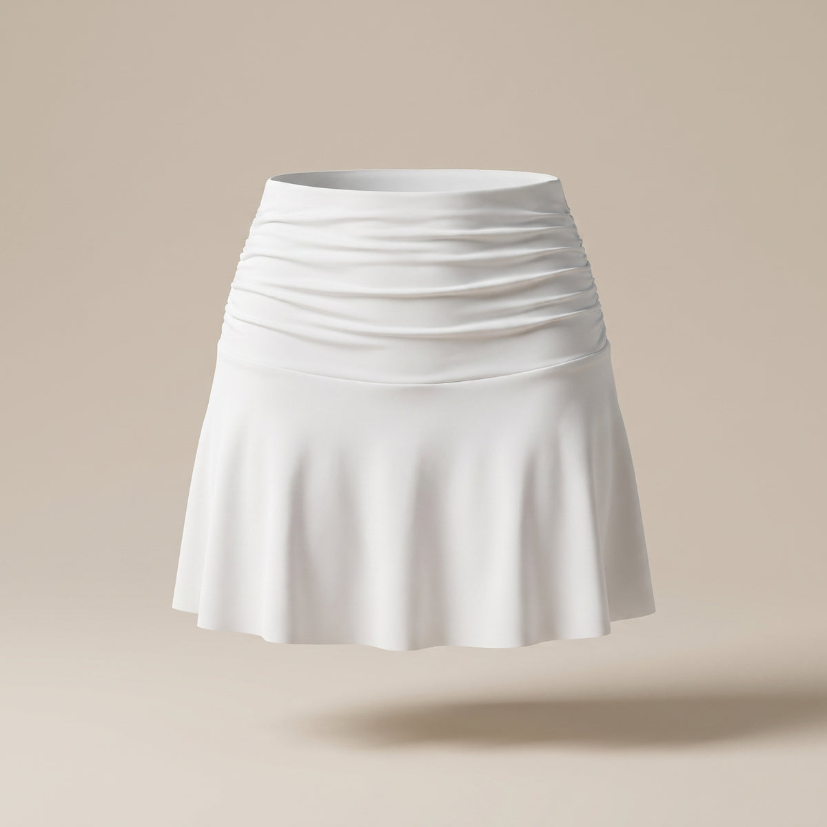 Mini jupe blanche taille haute élastiquée sur mannequin invisible, fond studio écru
