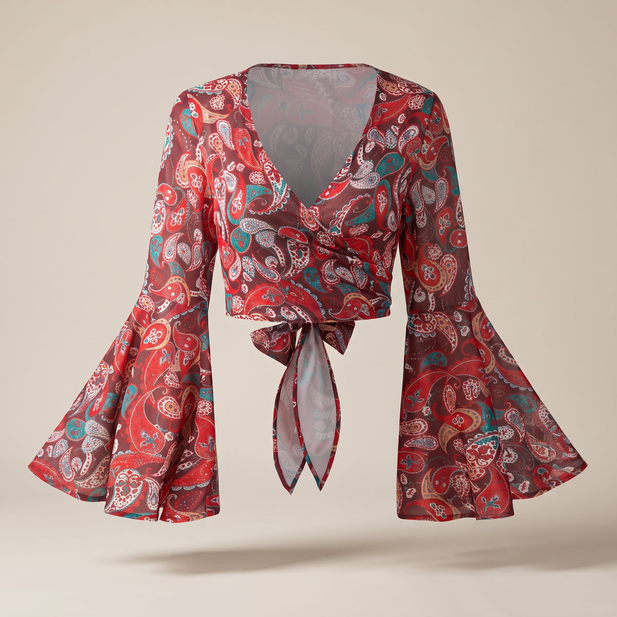Crop-top cache-coeur en voile paisley rouge, vue de face sur fond écru