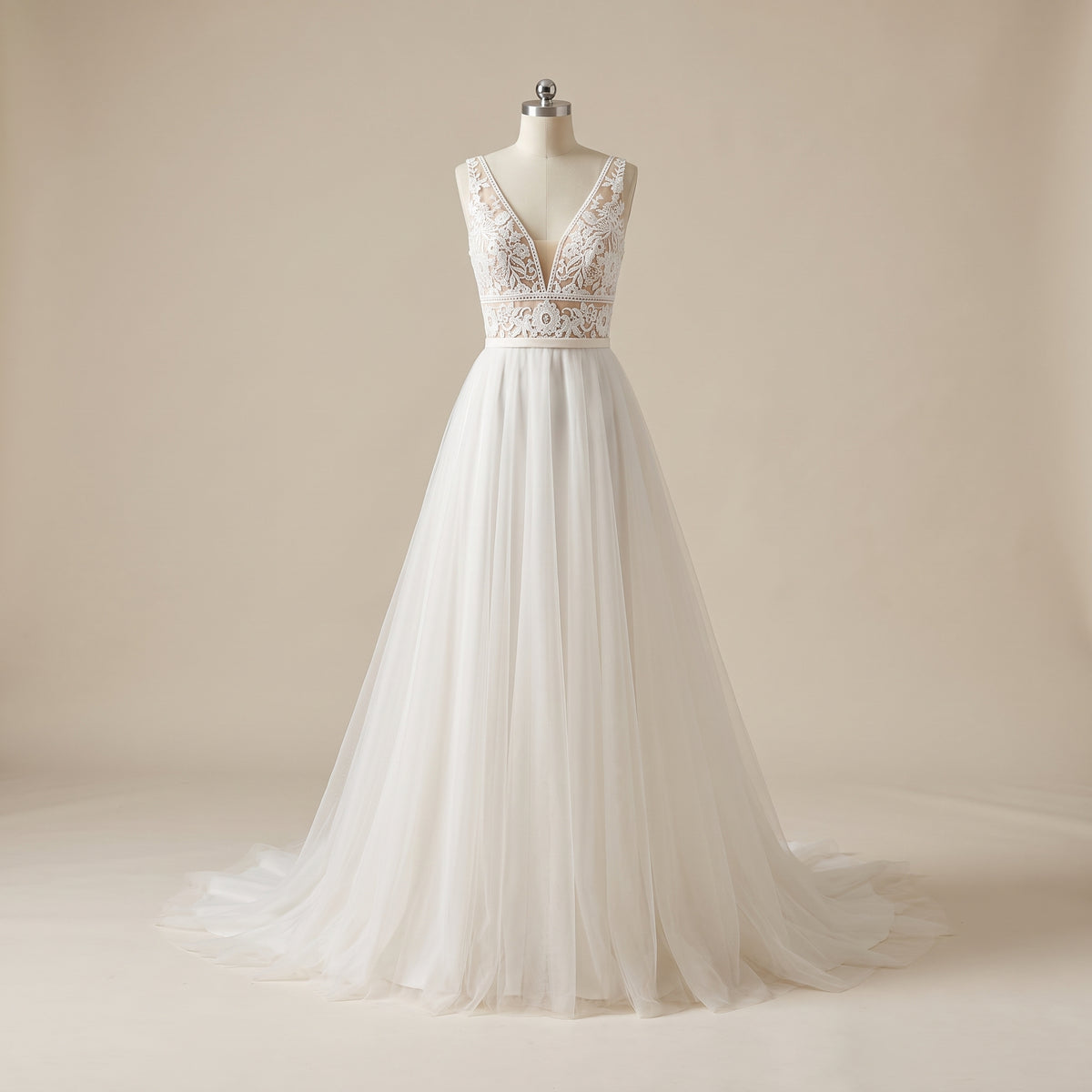 Robe de mariée bohème A-ligne en tulle, vue ghost mannequin