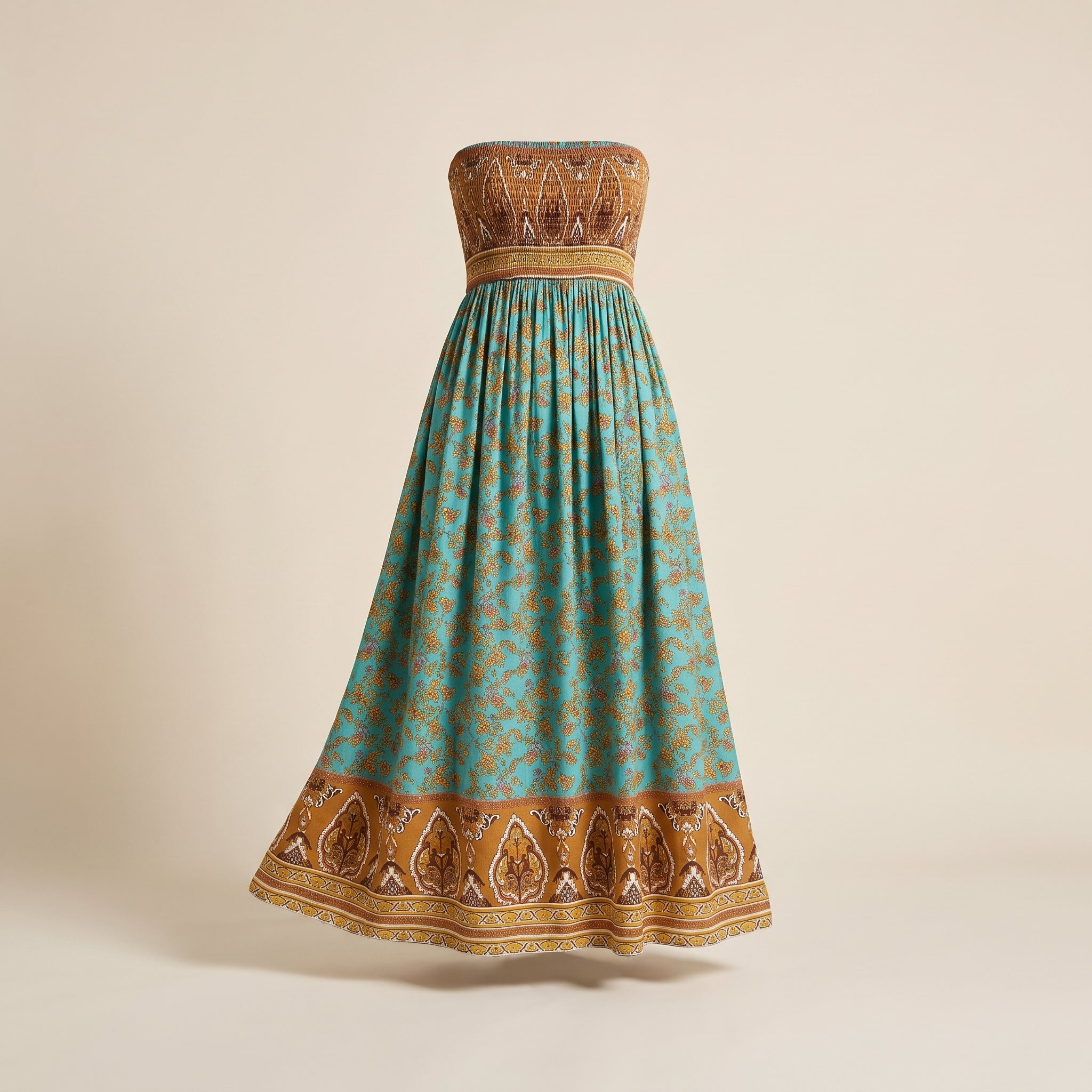 Robe bustier hippie chic sur mannequin invisible, fond écru studio Bild