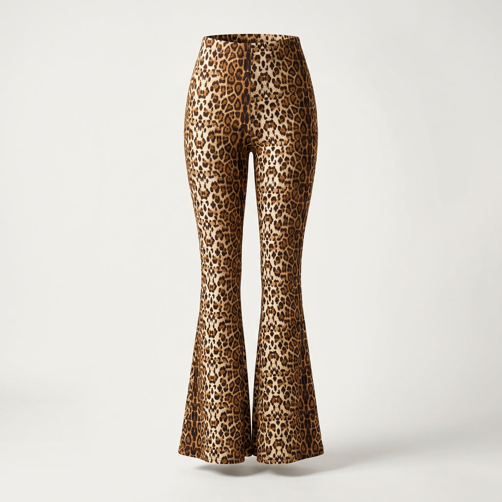Pantalon patte d'eph imprimé léopard présenté sur mannequin invisible, taille haute et bas évasé, fond studio écru