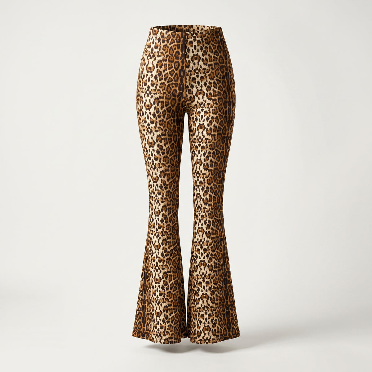 Pantalon patte d'eph imprimé léopard présenté sur mannequin invisible, taille haute et bas évasé, fond studio écru