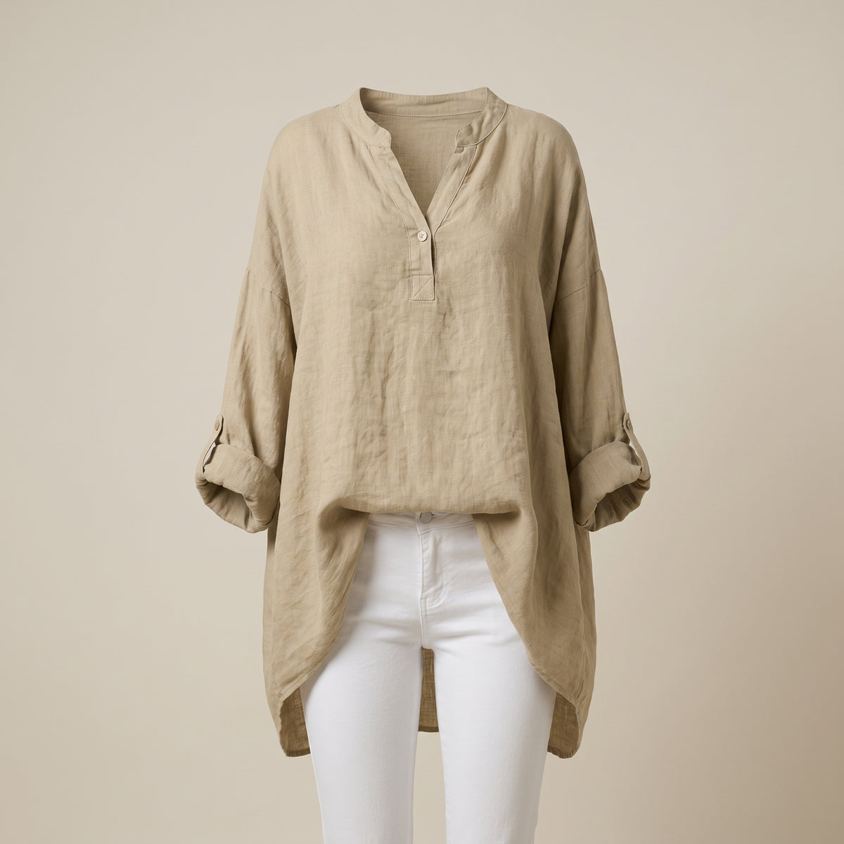 Blouse femme en lin beige oversize, col V tunisien et coupe ample haut-bas