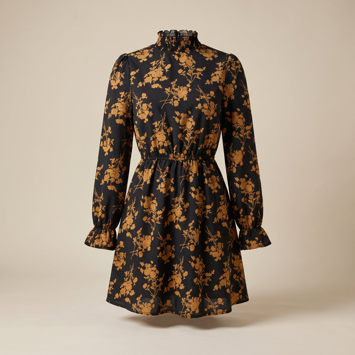 Robe courte bohème noire à fleurs moutarde, vue studio sur mannequin invisible