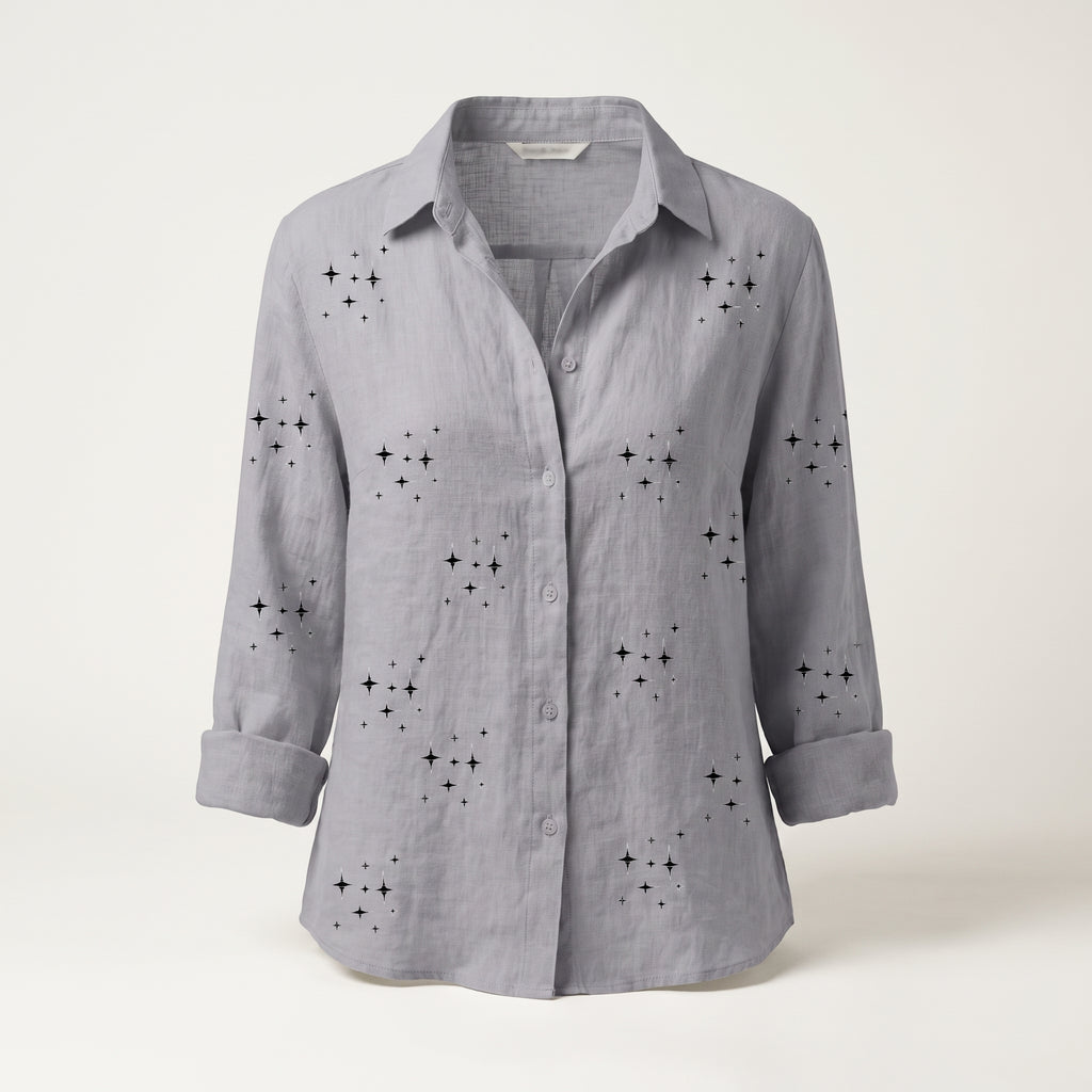 Chemise hippie chic bleu gris à petites étoiles, mannequin invisible sur fond écru