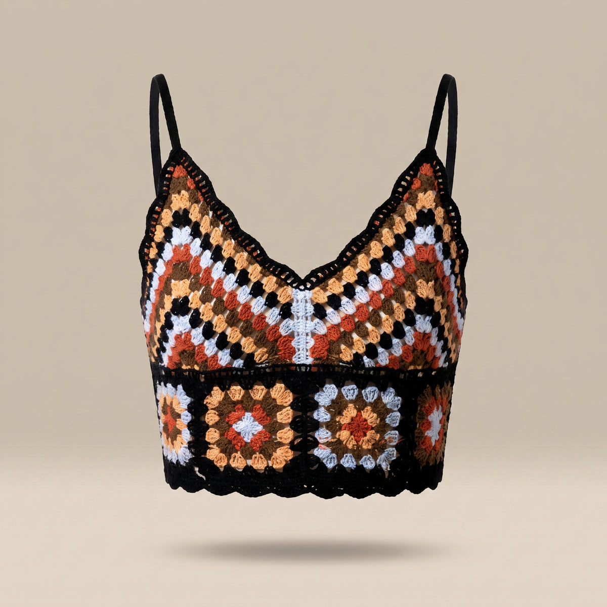 Brassière au crochet noire à chevrons et carrés granny, vue de face sur fond écru