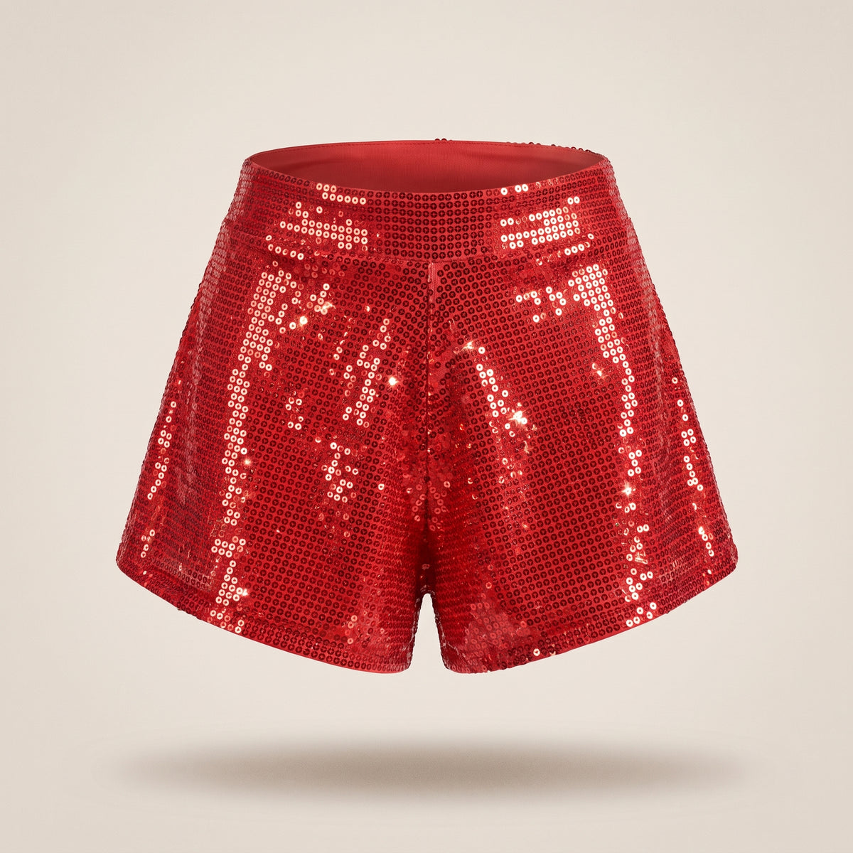 Short à paillettes rouge taille haute sur mannequin invisible, fond studio écru