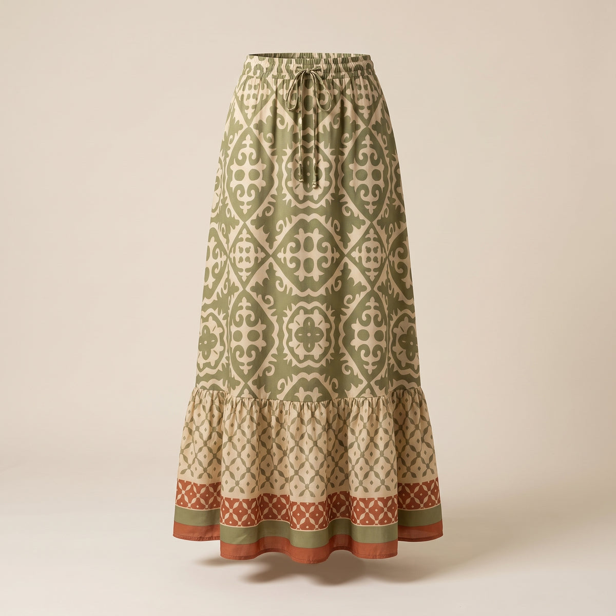 Jupe longue hippie chic kaki à imprimé faïence sur mannequin invisible, fond studio écru