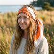 Foulard cheveux hippie orange noué dans les cheveux, bandeau bohème