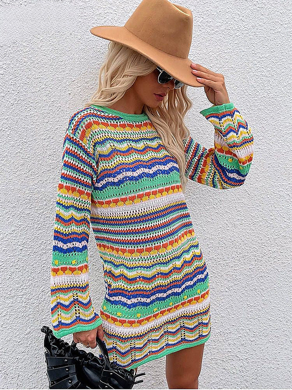 Robe pull hippie en maille ajourée arc-en-ciel portée avec chapeau