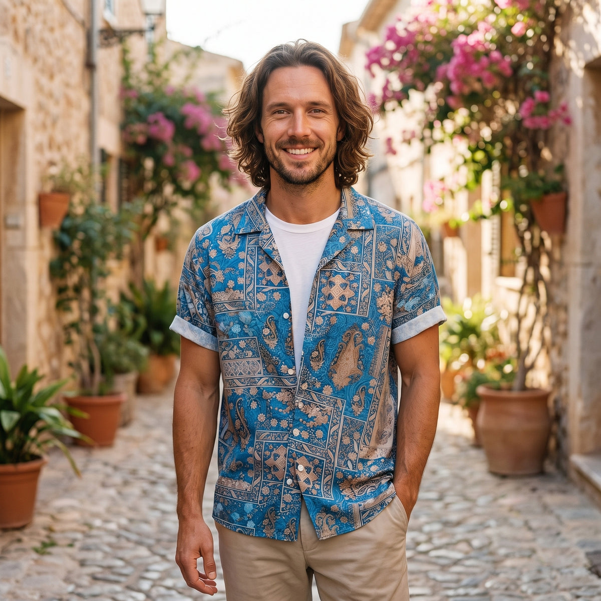 Modèle souriant portant la chemise hippie homme bleue à imprimé paisley