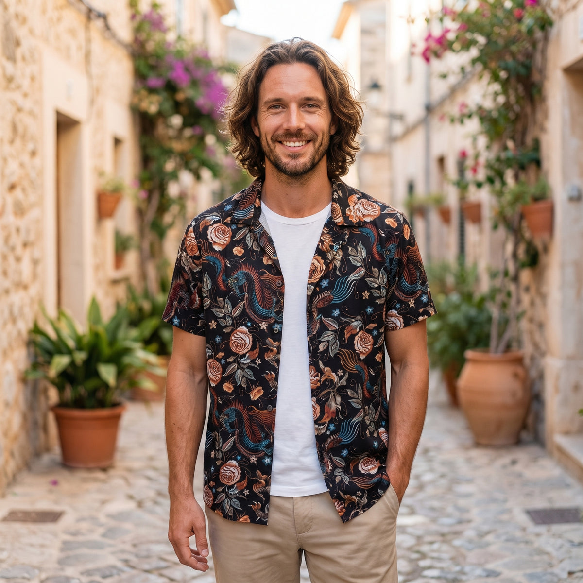 Modèle souriant portant la chemise hippie homme noire à imprimé floral