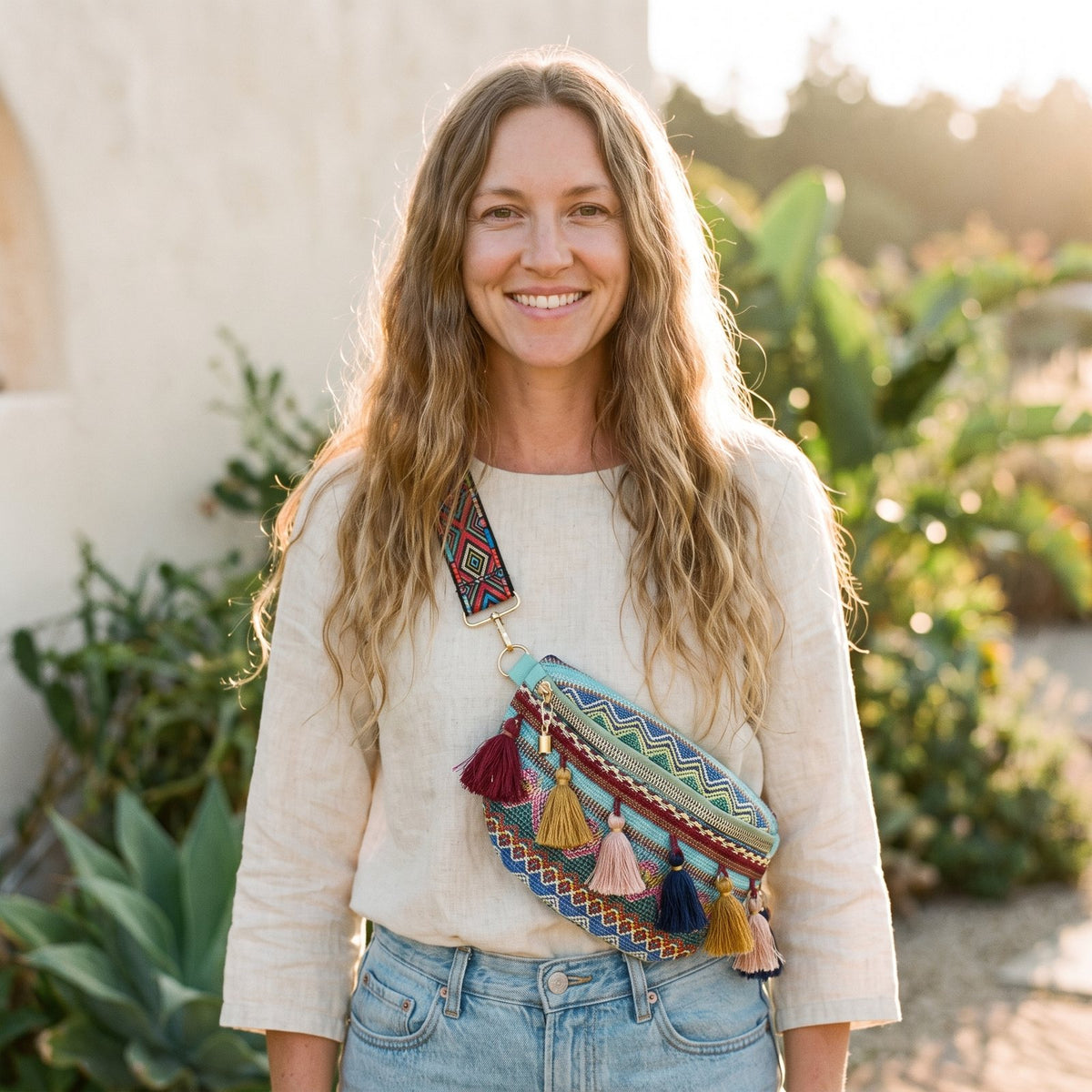 Sac banane hippie bohème porté crossbody, modèle souriant