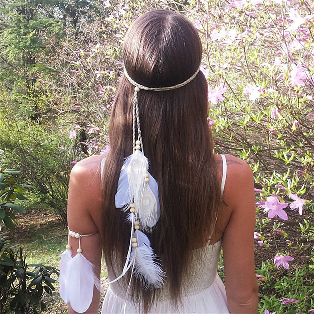 Bandeau à plumes hippie porté, coiffe bohème cordon tressé perles de bois plumes blanches