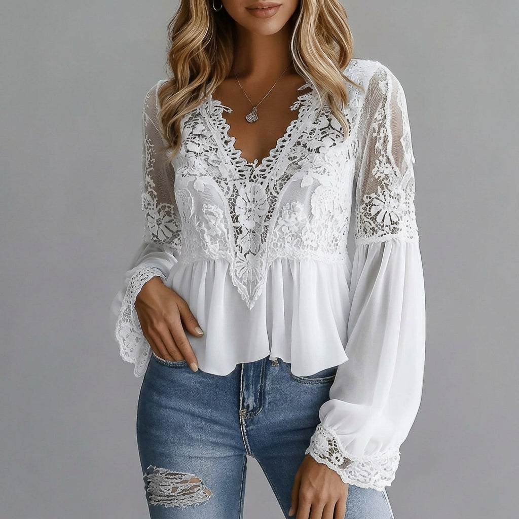 Blouse blanche hippie en dentelle guipure, col V et manches bouffantes portée Image