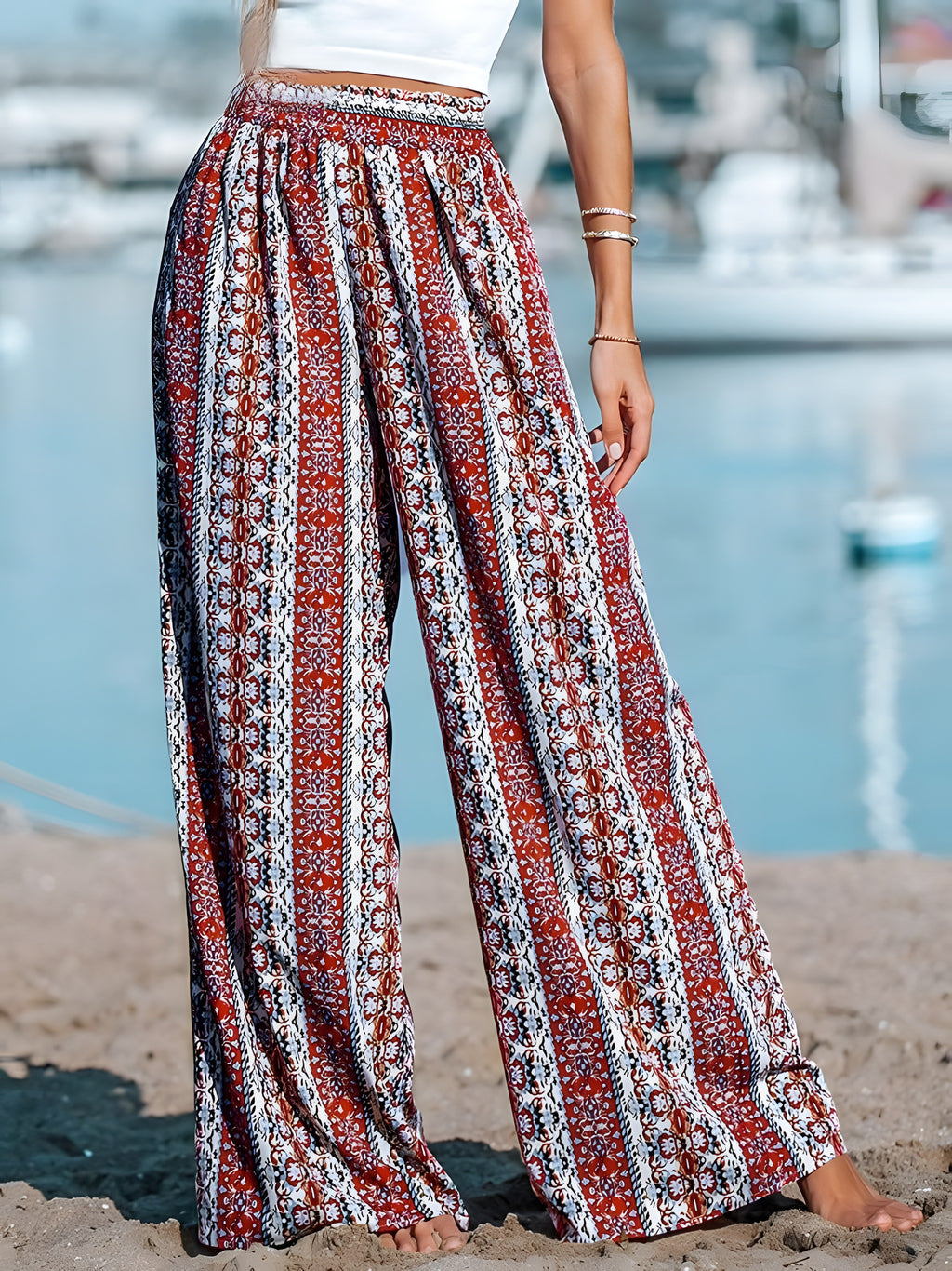 Pantalon hippie femme large imprimé rouge et écru, vue de côté
