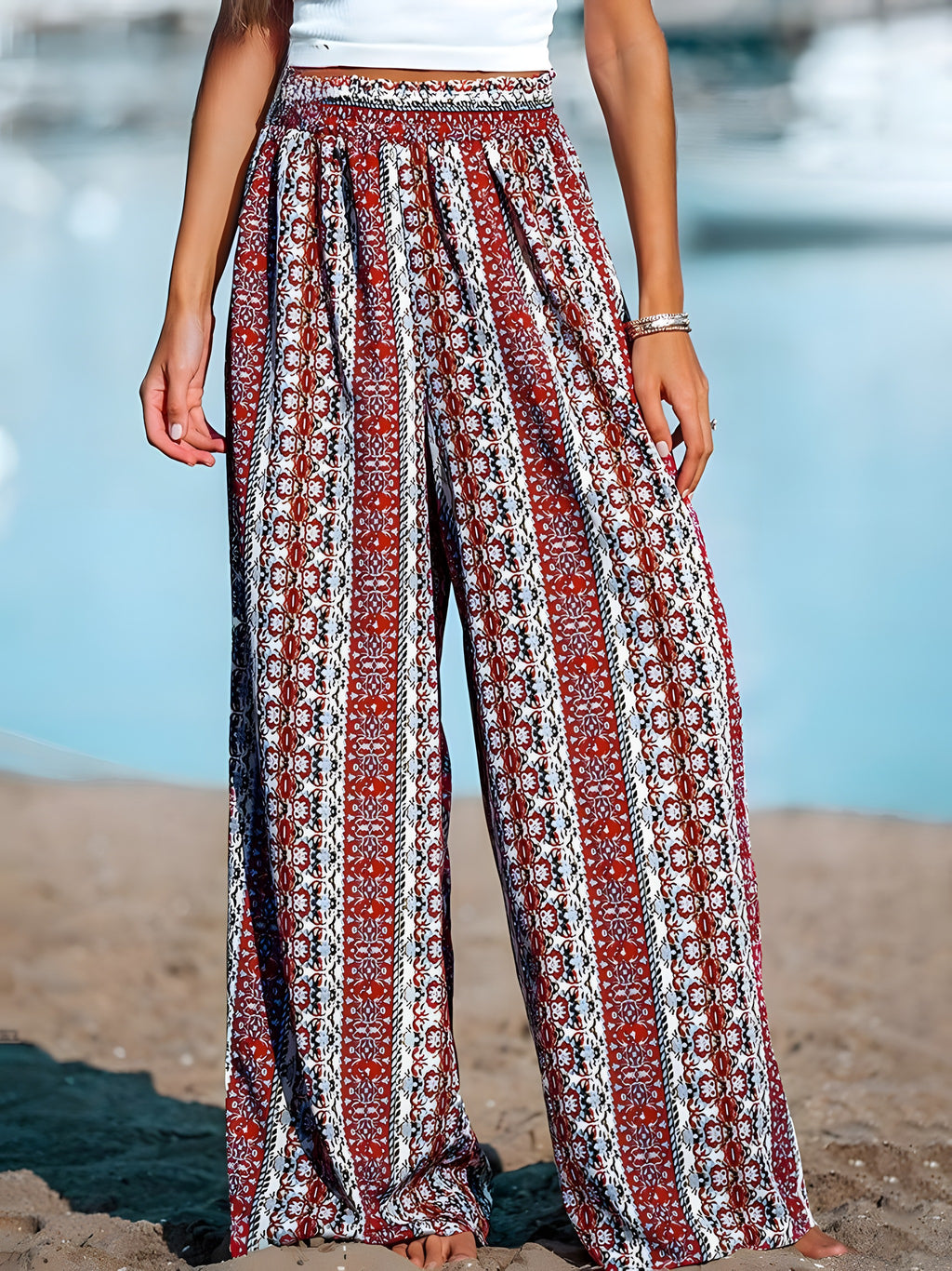 Pantalon hippie femme large imprimé ethnique porté de face