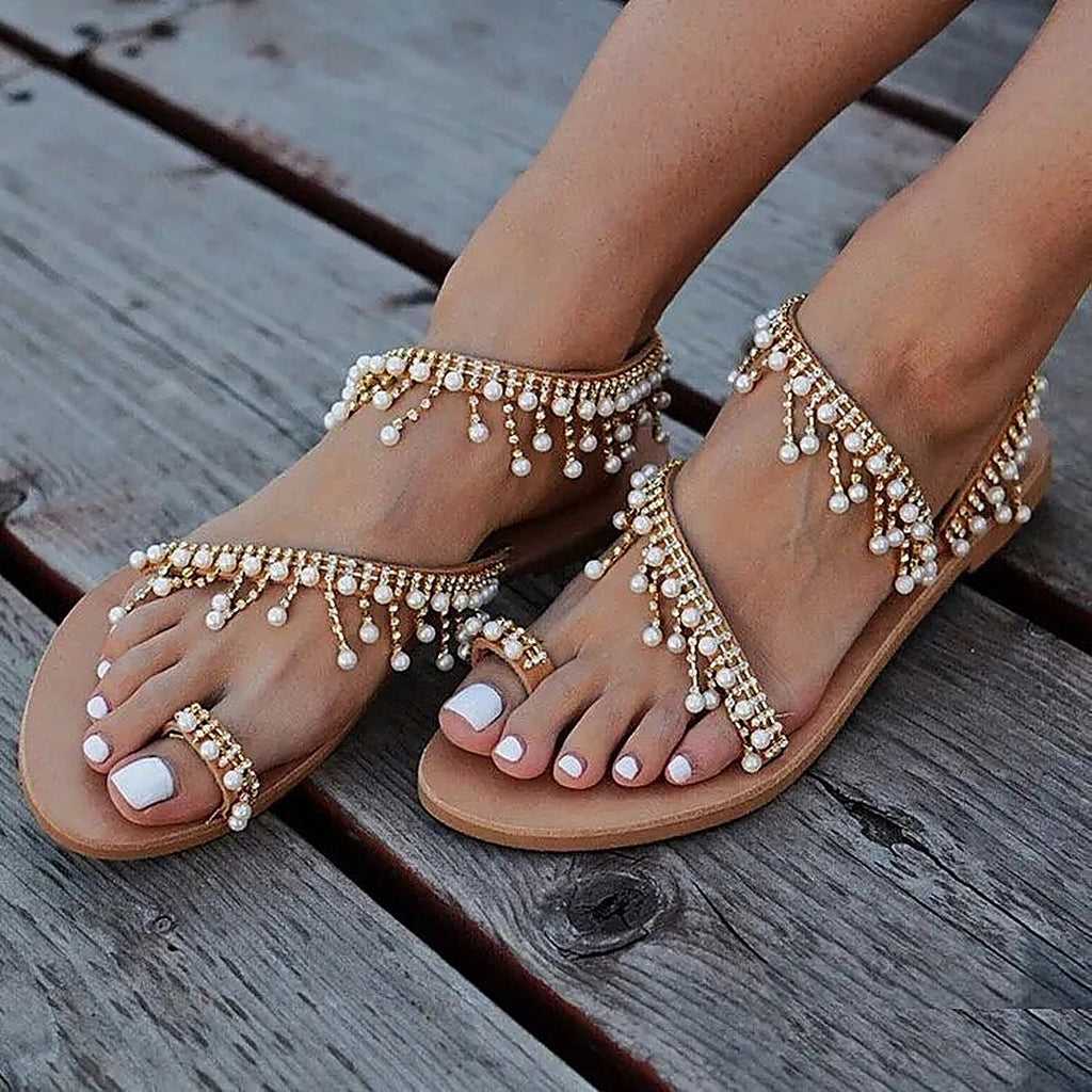 Sandales hippie chic à perles nacrées portées, vue de trois quarts