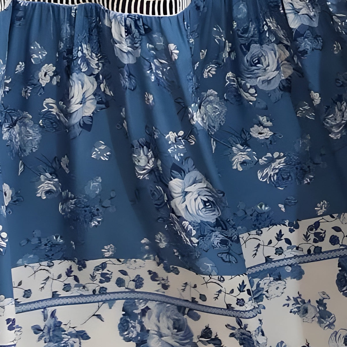 Gros plan imprimé floral bleu et blanc et bordure ethnique