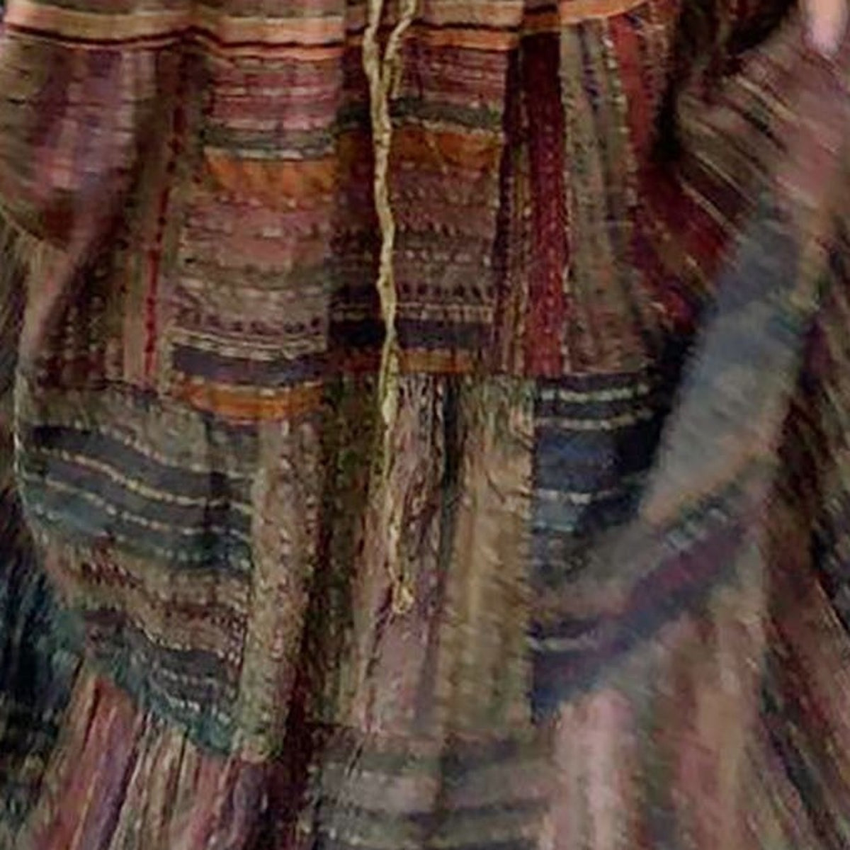 Gros plan rayures tie-dye terreuses de la jupe ethnique