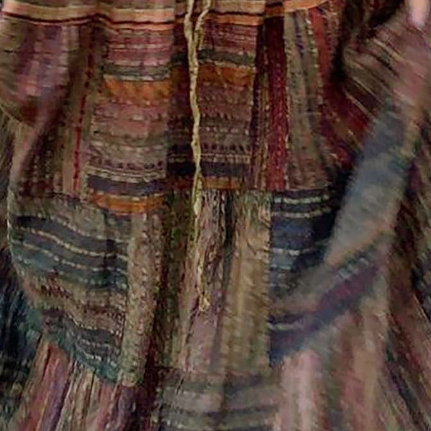 Gros plan rayures tie-dye terreuses de la jupe ethnique Bild