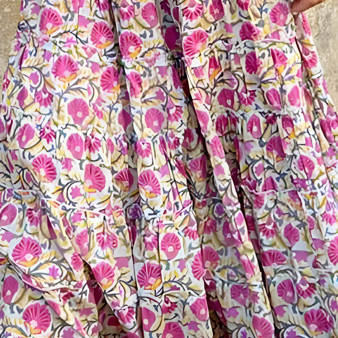 Gros plan imprimé floral rose et fuchsia sur fond crème Bild